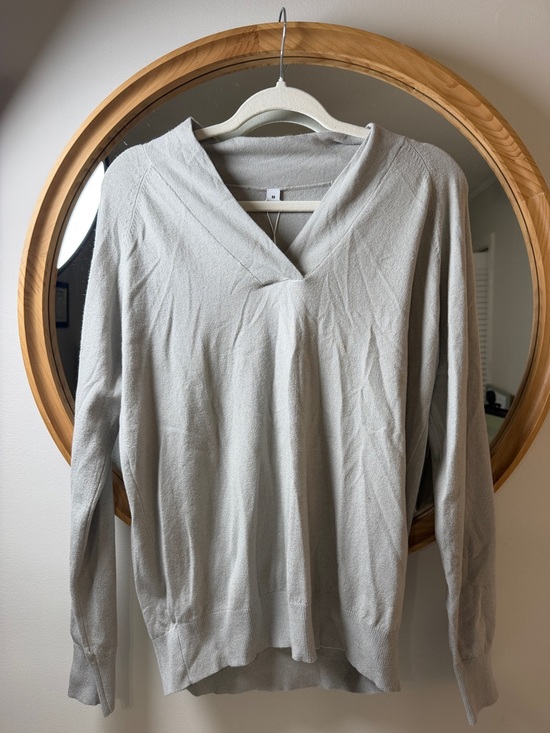 Tops - Light Gray V-Neck Pullover‎ Sweater Top